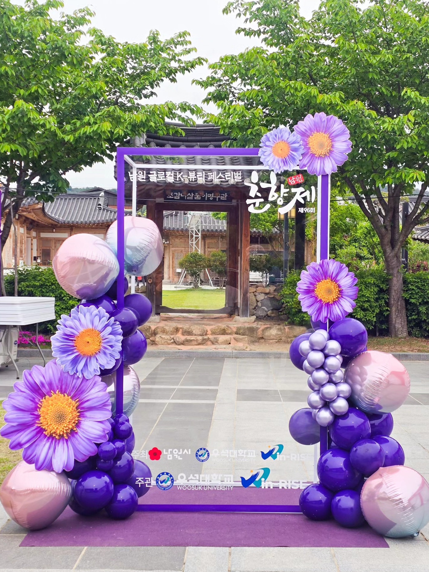 SNS photo zone balloon decor - Instagram-style balloon styling